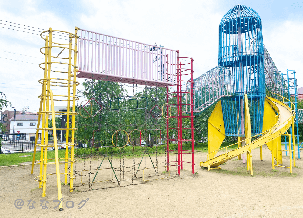 榴岡公園の複合型すべり台