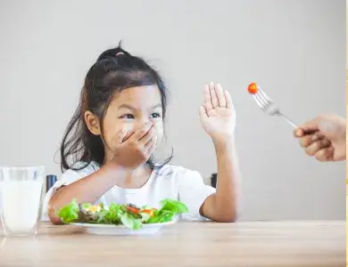 子供がご飯を食べない画像