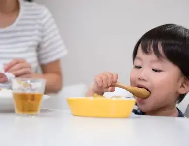子供がご飯を食べる画像