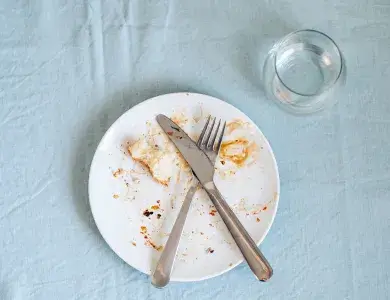 食べ終わった食器の画像