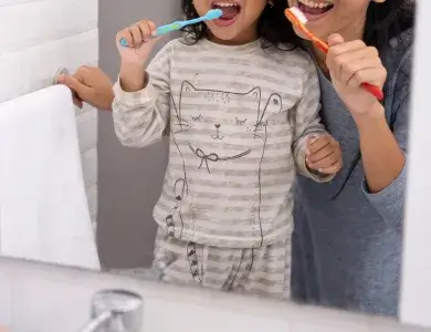 子供と歯磨きの画像